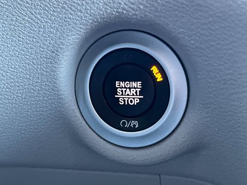 Used 2023 Chrysler Voyager LX image 23