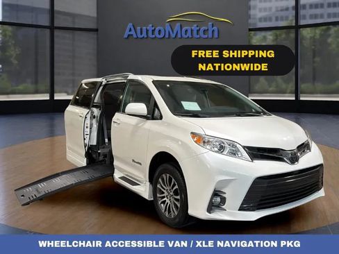 Used 2019 Toyota Sienna XLE w/ XLE Navigation Package FWD image 1