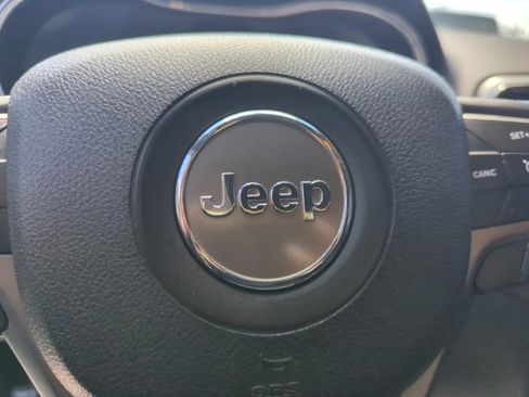 Used 2018 Jeep Grand Cherokee Laredo AWD/4WD image 29