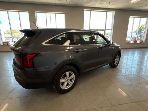 Used 2023 Kia Sorento LX image 3