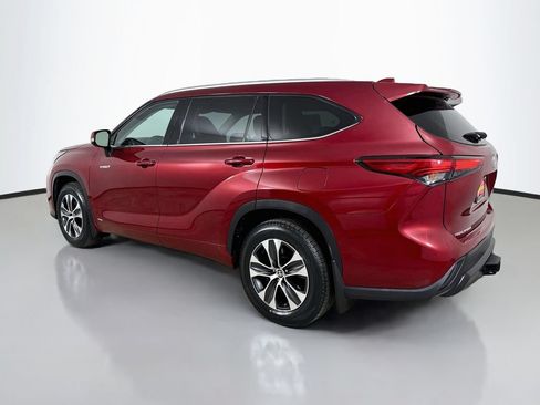 Used 2021 Toyota Highlander XLE AWD/4WD image 6