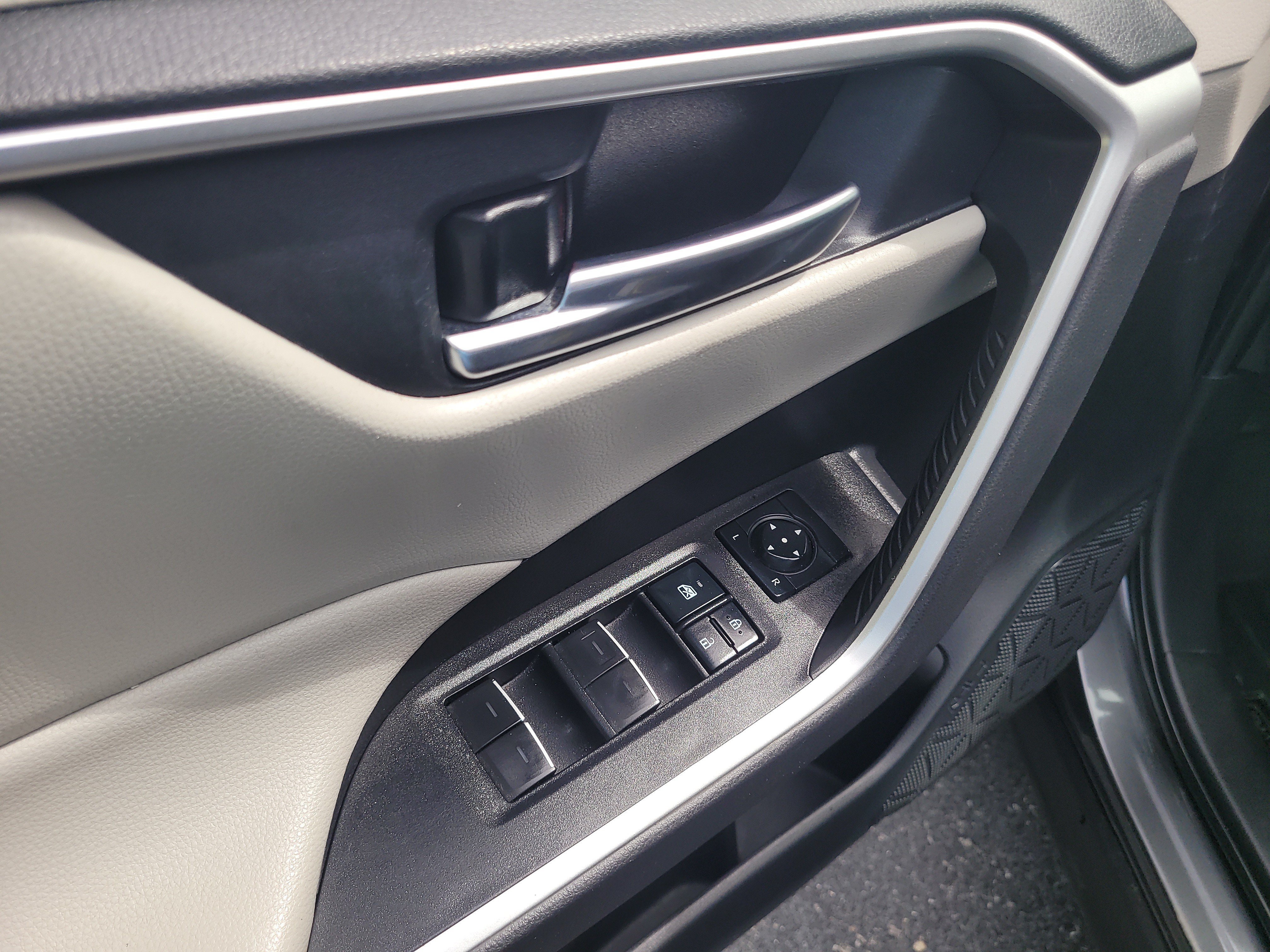 Used 2022 Toyota RAV4 XLE AWD/4WD image 18