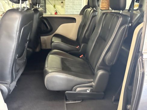 Used 2017 Dodge Grand Caravan SXT w/ Rear Park Assist Package FWD image 4