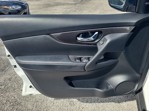 Certified 2019 Nissan Rogue SV FWD image 10