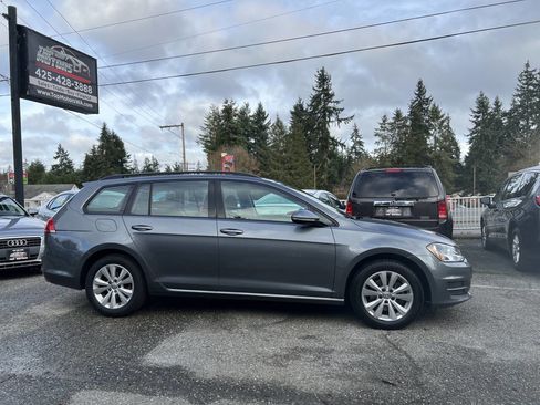 Used 2017 Volkswagen Golf S image 4