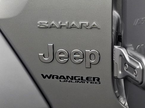 Used 2018 Jeep Wrangler Unlimited Sahara w/ Cold Weather Group AWD/4WD image 30