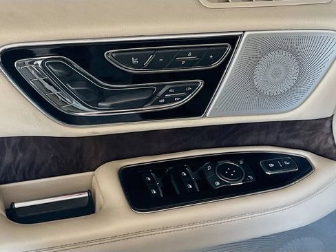 Used 2019 Lincoln Navigator Reserve AWD/4WD image 18