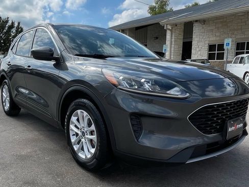 Used 2020 Ford Escape SE image 3