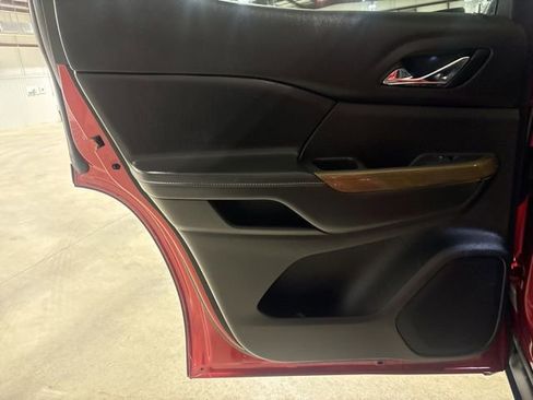 Used 2021 GMC Acadia SLE w/ Driver Convenience Package image 10