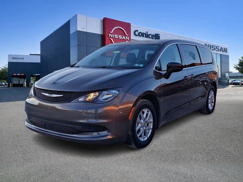 Used 2023 Chrysler Voyager LX image 3