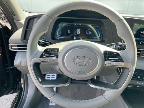 Used 2025 Hyundai Elantra Sport image 40