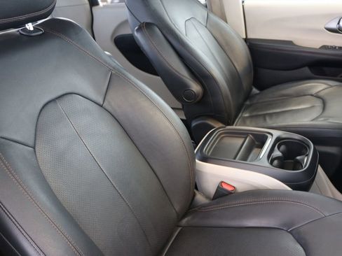 Used 2020 Chrysler Pacifica Touring-L image 31