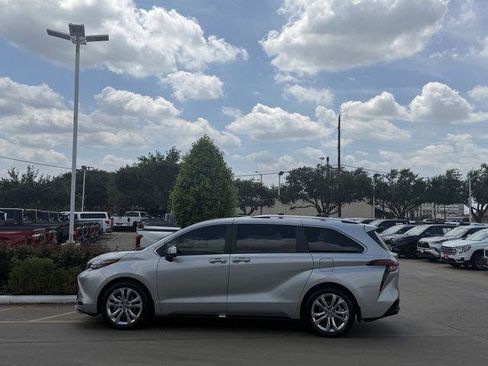 Certified 2024 Toyota Sienna Platinum FWD image 4