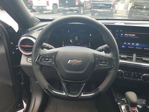 Used 2025 Chevrolet Trax RS w/ Sunroof Package FWD image 25