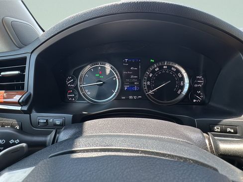 Used 2018 Lexus LX 570 4WD w/ Luxury Package image 13