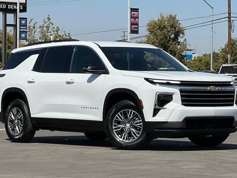 Used 2025 Chevrolet Traverse LT FWD image 2