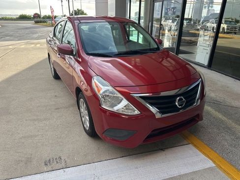 Used 2015 Nissan Versa SV image 3