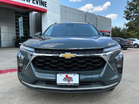 Used 2025 Chevrolet Trax LT w/ LT Convenience Package FWD image 3