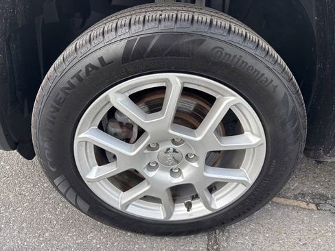 Used 2021 Jeep Renegade Latitude AWD/4WD image 18
