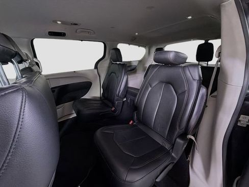 Used 2020 Chrysler Pacifica Touring-L FWD image 21