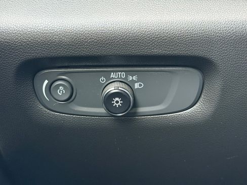Used 2022 Chevrolet Traverse LT w/ LT Premium Package FWD image 29