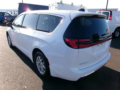 Certified 2024 Chrysler Pacifica Touring-L image 3