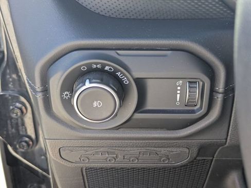 Used 2025 Jeep Wrangler Unlimited Rubicon AWD/4WD image 17