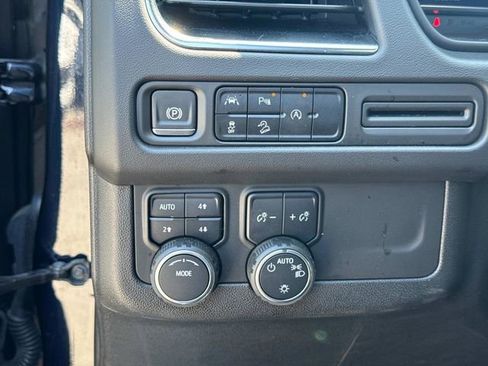 Used 2024 Chevrolet Suburban Premier AWD/4WD image 31