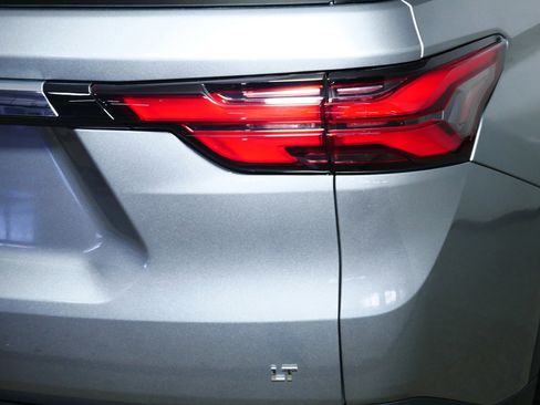 Used 2023 Chevrolet Traverse LT image 17