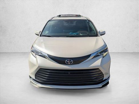 Used 2021 Toyota Sienna Platinum FWD image 2