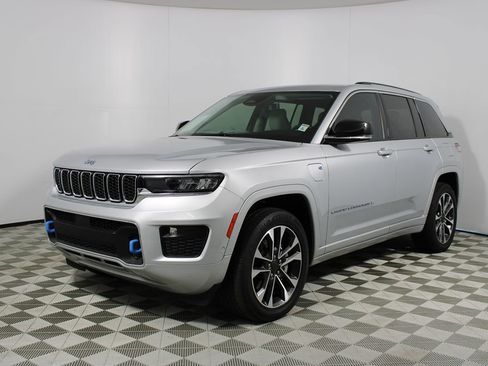 Used 2022 Jeep Grand Cherokee Overland w/ Luxury Tech Group IV image 3