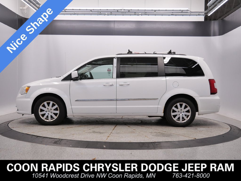 Used 2014 Chrysler Town & Country Touring FWD image 2