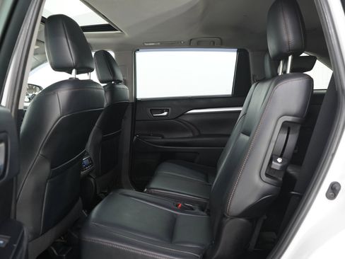 Used 2019 Toyota Highlander XLE AWD/4WD image 16
