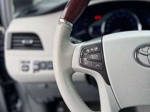 Used 2011 Toyota Sienna Limited w/ Premium Pkg image 18