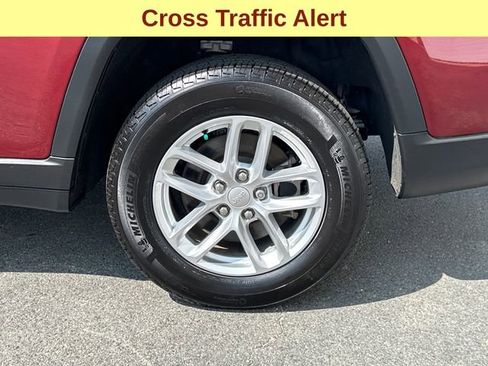 Used 2023 Jeep Grand Cherokee L Laredo image 9