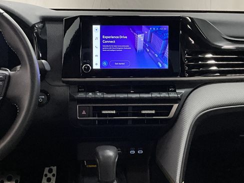Used 2025 Toyota Camry SE FWD image 8