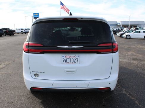 Used 2023 Chrysler Pacifica Touring-L image 8