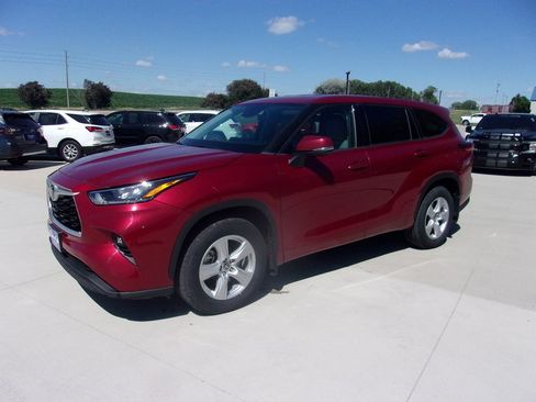 Used 2020 Toyota Highlander LE AWD/4WD image 6