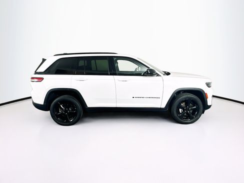 Used 2023 Jeep Grand Cherokee Altitude AWD/4WD image 10