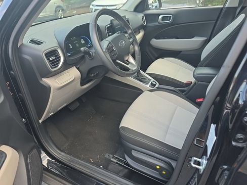 Used 2025 Hyundai Venue SEL FWD image 5