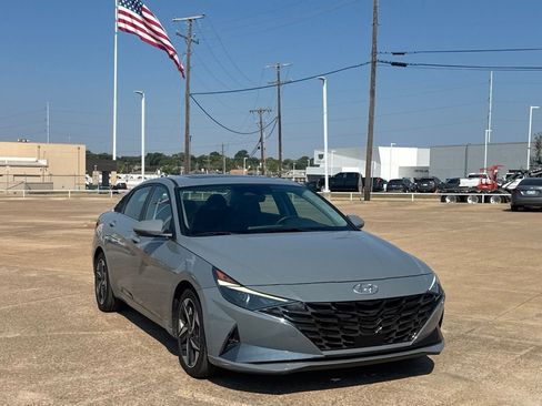 Used 2022 Hyundai Elantra SEL w/ Convenience + Premium Package FWD image 2