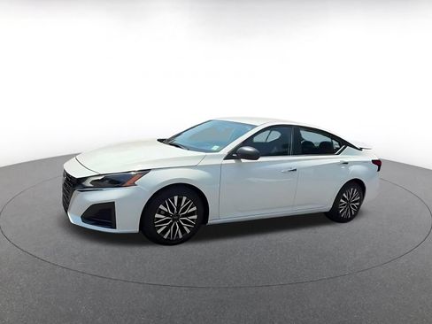 Used 2025 Nissan Altima 2.5 SV FWD image 8