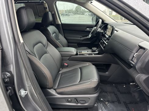 Used 2024 Nissan Pathfinder SL w/ Black Appearance Package AWD/4WD image 35