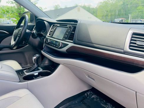 Used 2014 Toyota Highlander Limited Platinum AWD/4WD image 14