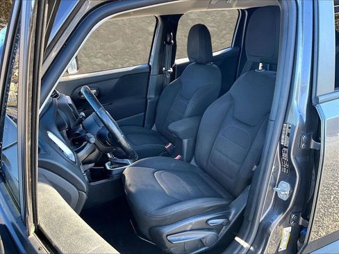 Used 2019 Jeep Renegade Latitude w/ Cold Weather Group image 24