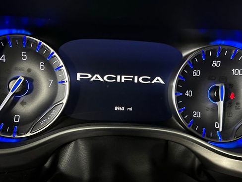 Used 2023 Chrysler Pacifica Touring-L w/ Uconnect Theater Family Group image 13