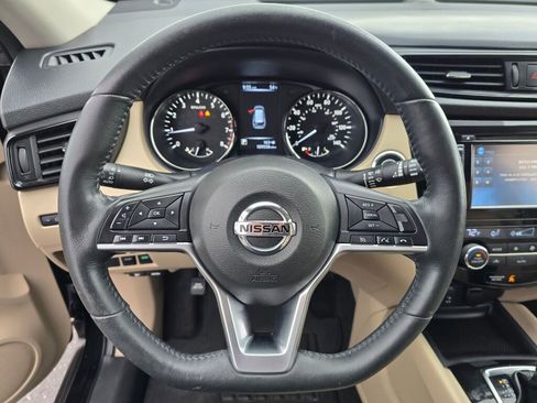 Used 2017 Nissan Rogue SV w/ SV Premium Package image 17