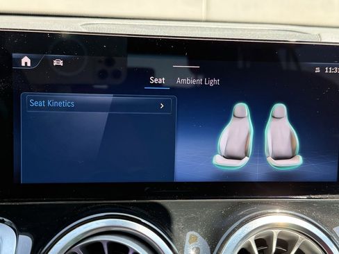 Used 2025 Mercedes-Benz GLB 250 4MATIC image 11