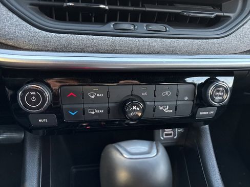 Used 2025 Jeep Compass Latitude image 17