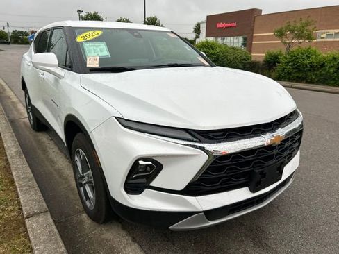 Used 2025 Chevrolet Blazer LT FWD image 2